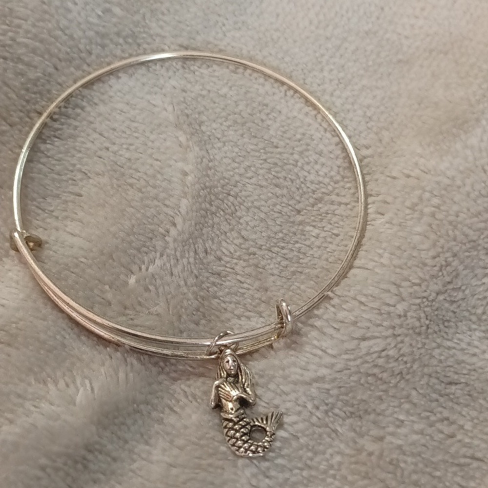 Mermaid with long hair to the waist and face showing Fancy Bangle